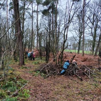 Onder bijna alle weersomstandigheden gaan de kleuters het bos in